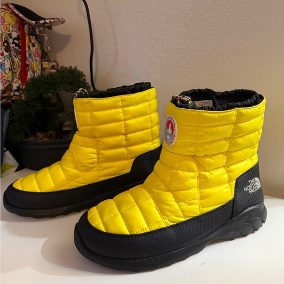 The North Face  Thermoball bootie ii NEW Yellow and Black Quilted Boots - Picture 6 of 8